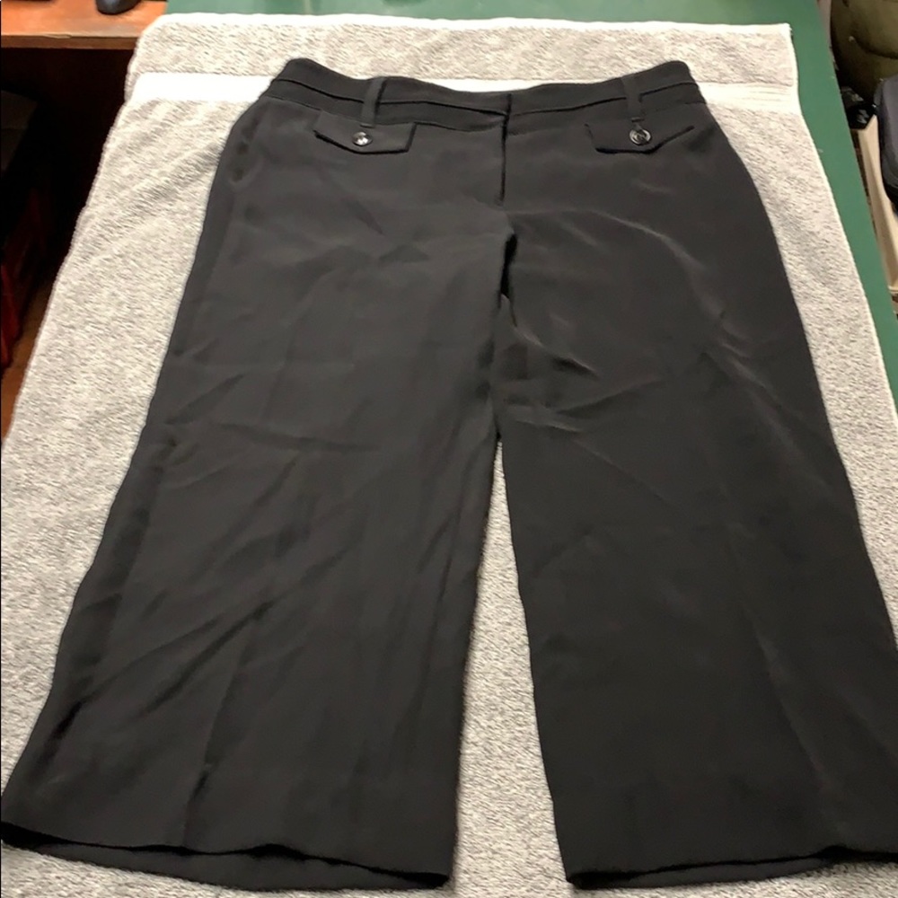 White House Black Market Capris Legacy size 6